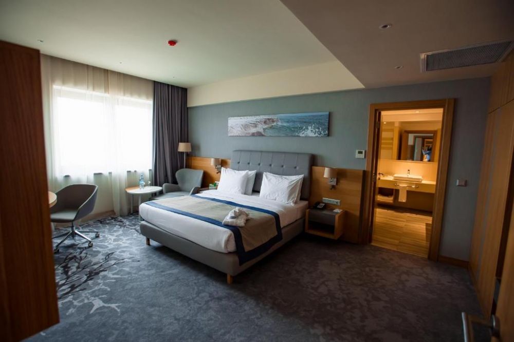 Luxe, Holiday Inn Aktau SeaSide 4*